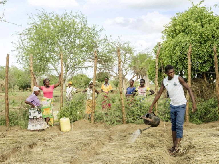 En un campo para experimentos en Kinakoni, la gente recopila ideas para hacer frente a las sequías.