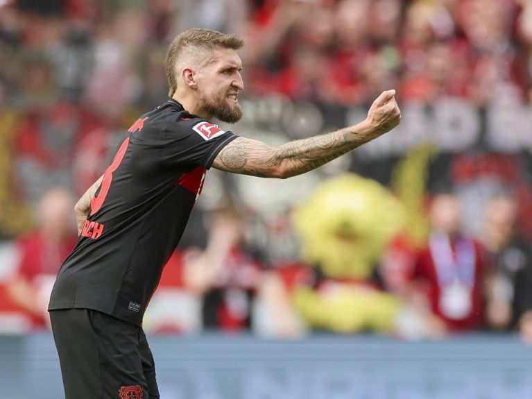 Robert Andrich, Bayer Leverkusen, 29/3/0. Doskonały w starciach, nieustępliwy, czasami potrafi zagrozić bramce przeciwnika – zarówno w drużynie mistrzów Niemiec jaki i w reprezentacji narodowej gra na pozycji defensywnego pomocnika w środku boiska. Robert Andrich, Bayer Leverkusen, 29/3/0. Doskonały w starciach, nieustępliwy, czasami potrafi zagrozić bramce przeciwnika – zarówno w drużynie mistrzów Niemiec jaki i w reprezentacji narodowej gra na pozycji defensywnego pomocnika w środku boiska.