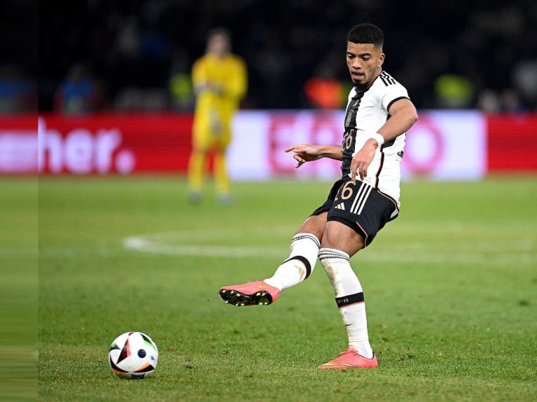 Benjamin Henrichs, RB Leipzig, 27/14/0. Po prawej stronie boiska robi dokładnie to, co jego kolega z drużyny Raum po lewej stronie. Henrichs został powołany jako rezerwowy dla Kimmicha. Benjamin Henrichs, RB Leipzig, 27/14/0. Po prawej stronie boiska robi dokładnie to, co jego kolega z drużyny Raum po lewej stronie. Henrichs został powołany jako rezerwowy dla Kimmicha.