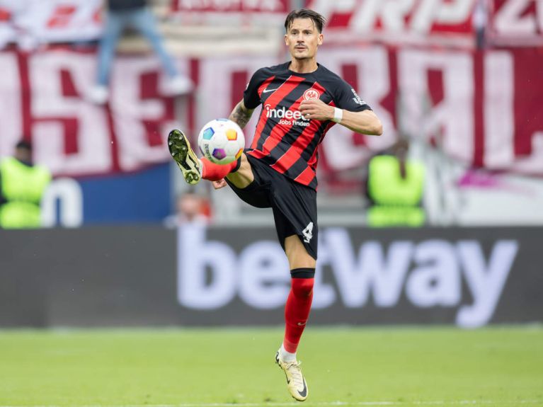 Robin Koch, Eintracht Frankfurt, 27/8/0. Solidny środkowy obrońca, który prawdopodobnie zagra mało lub nie zagra w ogóle na Mistrzostwach Europy. Do kadry został powołany jako rezerwowy rezerwowego. Robin Koch, Eintracht Frankfurt, 27/8/0. Solidny środkowy obrońca, który prawdopodobnie zagra mało lub nie zagra w ogóle na Mistrzostwach Europy. Do kadry został powołany jako rezerwowy rezerwowego.