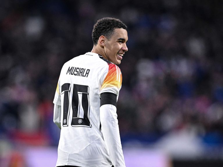 Jamal Musiala, Bayern Monachium, 21/27/2, mimo młodego wieku ten drybler i technik nie jest już uważany za talent. Stał się pełnoprawnym członkiem drużyny. Jamal Musiala, Bayern Monachium, 21/27/2, mimo młodego wieku ten drybler i technik nie jest już uważany za talent. Stał się pełnoprawnym członkiem drużyny.