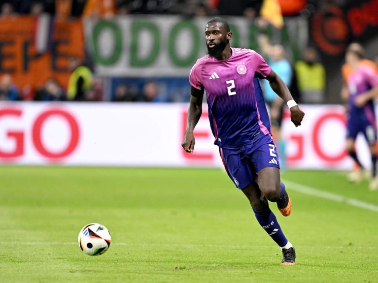 Antonio Rüdiger, Real Madryt, 31/68/3, jest głównym obrońcą w Realu Madryt i reprezentacji Niemiec. Odporny, szybki i trudny do pokonania. Antonio Rüdiger, Real Madryt, 31/68/3, jest głównym obrońcą w Realu Madryt i reprezentacji Niemiec. Odporny, szybki i trudny do pokonania.