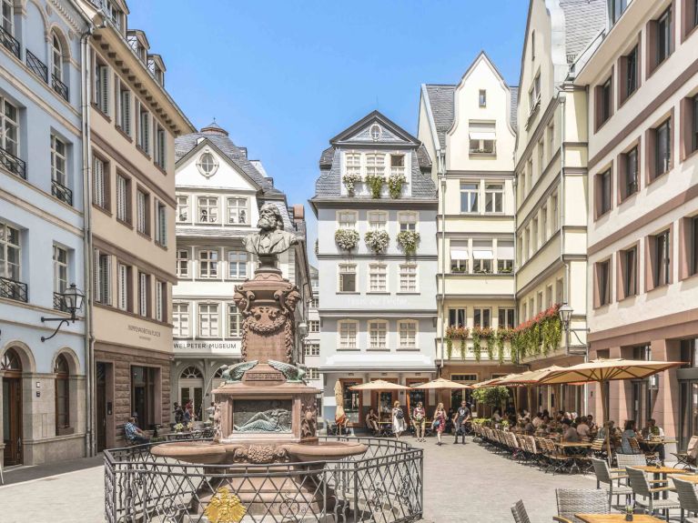 Mercado de frangos no novo centro histórico de Frankfurt 