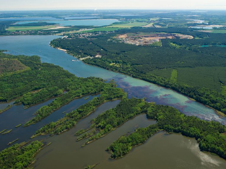 O lago Senftenberger See, na região de Lausitz. Essa cadeia de lagos surgiu após as antigas minas de carvão terem sido alagadas. 