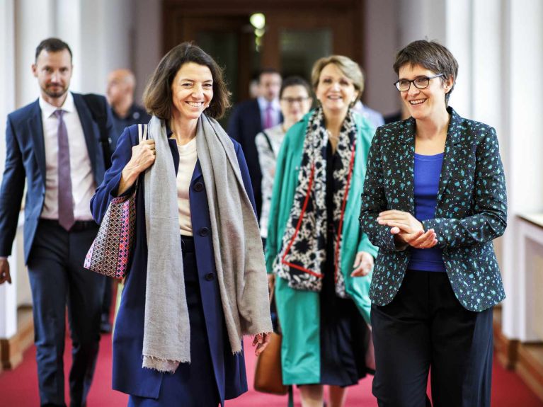 Anna Lührmann con la secretaria de Estado para Europa de Francia Laurence Boone