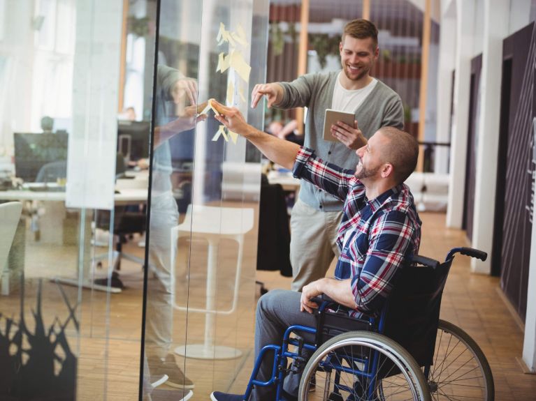 L’inclusion concerne l’éducation, les affaires sociales et le monde du travail. 