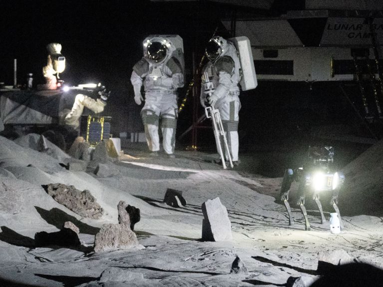 Dwóch astronautów odbywa szkolenie w ESA w Kolonii.