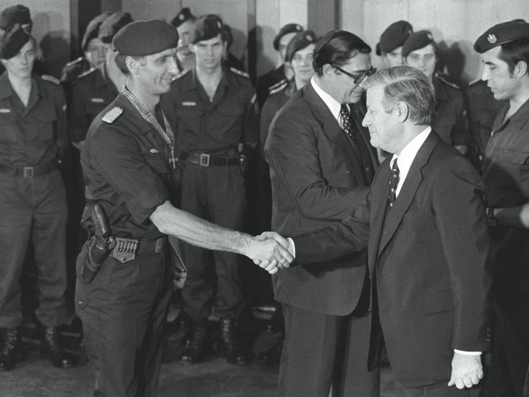 Octubre de 1977: el canciller federal Helmut Schmidt felicita al comandante del GSG 9, Ulrich Wegener, por el exitoso rescate de rehenes en Mogadiscio.