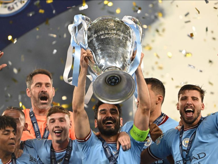 Die Champions League hat Gündoğan mit Manchester City und Trainer Pep Guardiola gewonnen. Die Champions League hat Gündoğan mit Manchester City und Trainer Pep Guardiola gewonnen.