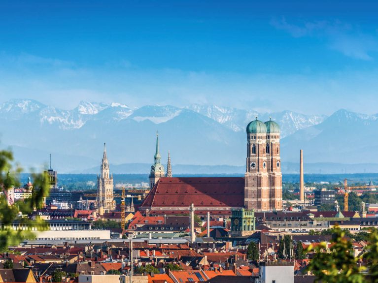 Igreja Frauenkirche com panorama alpino 