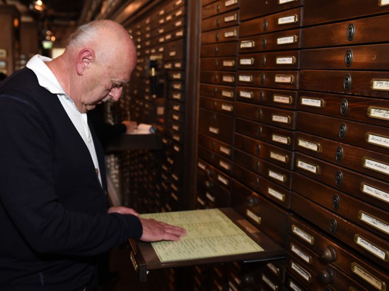 在档案室可以查找自己的家族史。