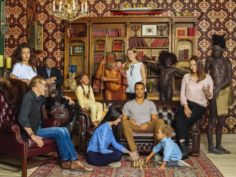 تاريخ البشرية على شكل صورة عائلية في متحف الإنسان البدائي نياندرتال. 