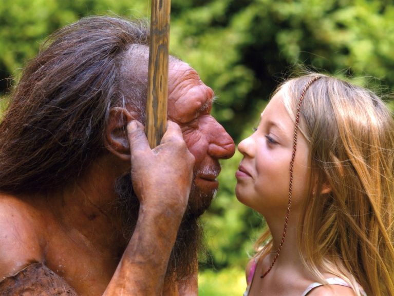 Besucherin triff auf modellierten A visitor meets the model of a Neanderthal at the Neanderthal Museum.im Neanderthal-Museum.