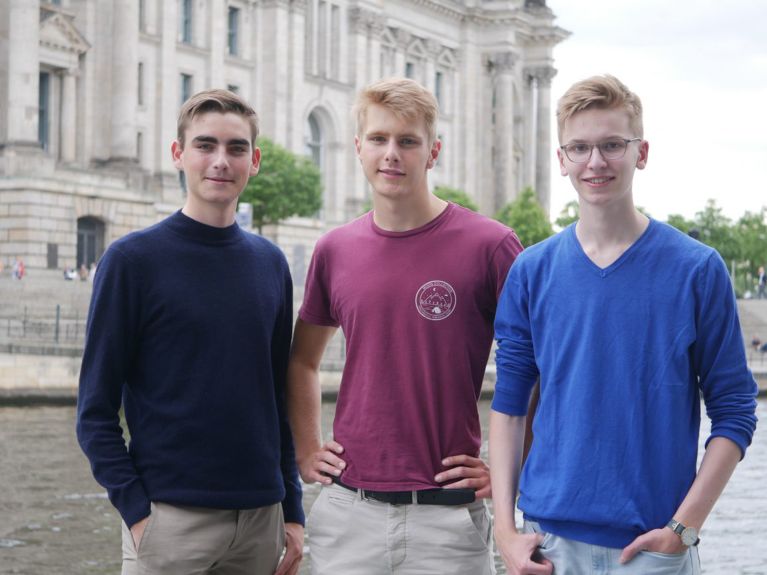 Kai Lanz, Julius de Gruyter and Jan Wilhelm help people with their app.