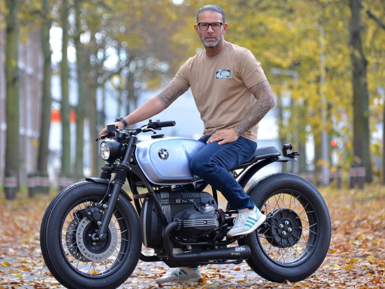Marcus Walz kendi dönüştürdüğü motosikletlerden biriyle Marcus Walz kendi dönüştürdüğü motosikletlerden biriyle