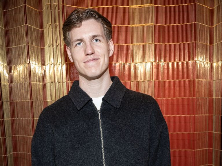 El creador de contenidos Marcant intenta conversar con las personas en manifestaciones de derechas.