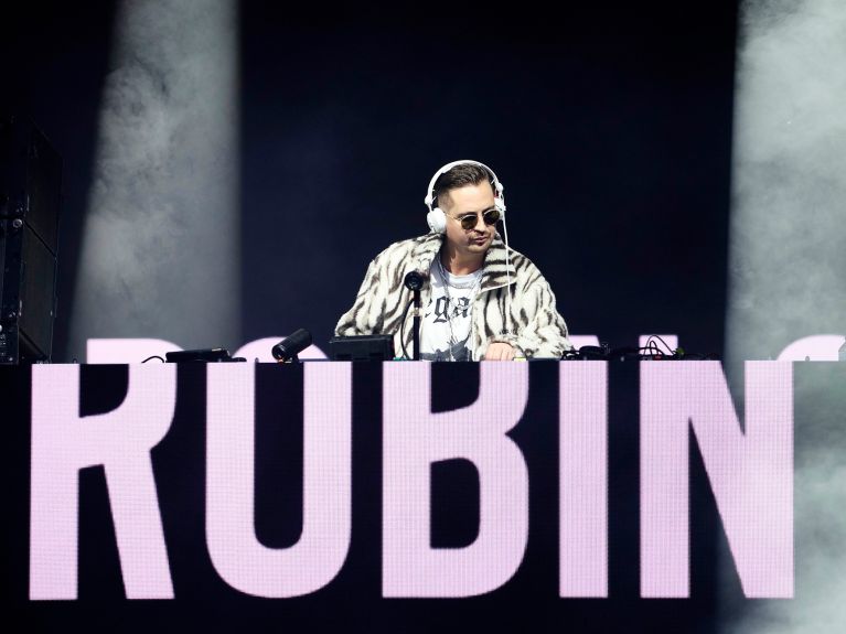 Popular DJ: Robin Schulz Popular DJ: Robin Schulz