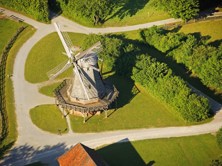 Историческая ветряная мельница в музее 