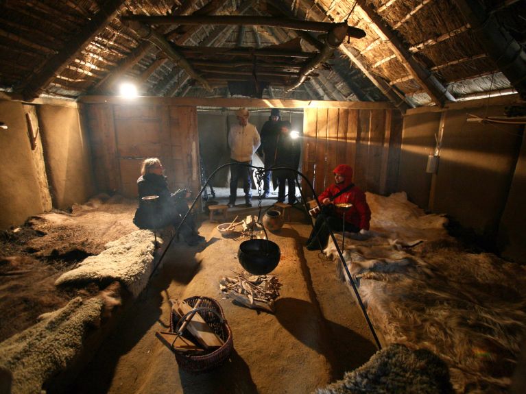 Une vue à l'intérieur d'une maison viking.