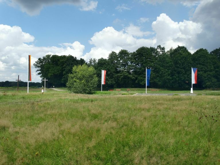 Trójstyk pomiędzy Niemcami, Czechami i Polską w okolicy Zittau i Hrádek nad Nisou. Trójstyk pomiędzy Niemcami, Czechami i Polską w okolicy Zittau i Hrádek nad Nisou.