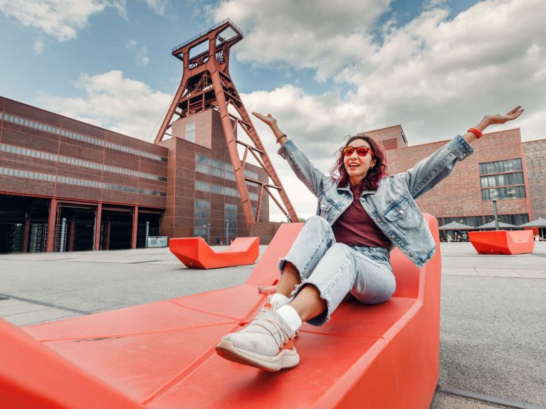 Atractiva Cuenca del Ruhr: una turista visita la mina Zeche Zollverein. 