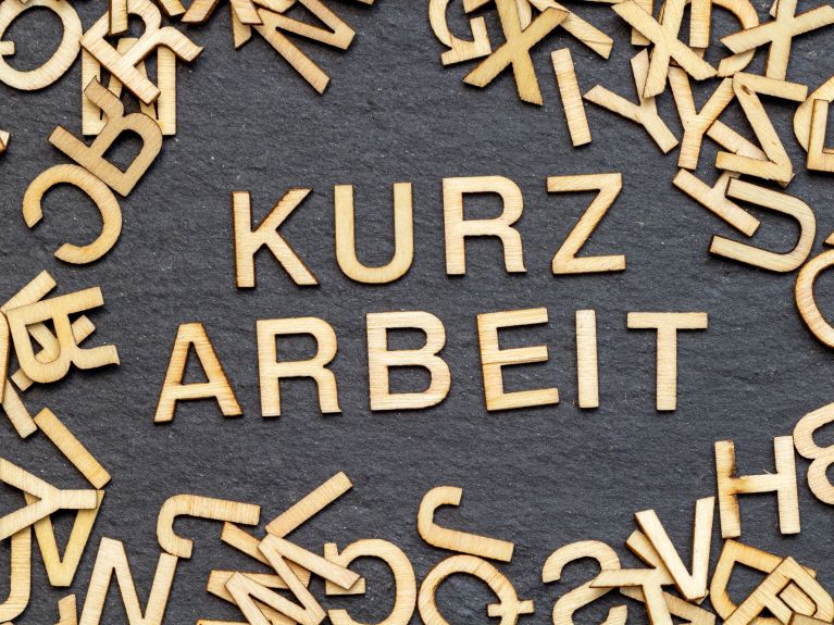 Drei Betroffene über Ihre Erfahrungen mit Kurzarbeit. Drei Betroffene über Ihre Erfahrungen mit Kurzarbeit.