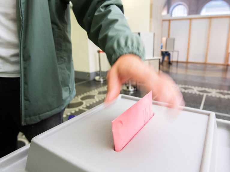 Mektuplu oy pusulası posta yoluyla seçimlerden önce teslim edilir.