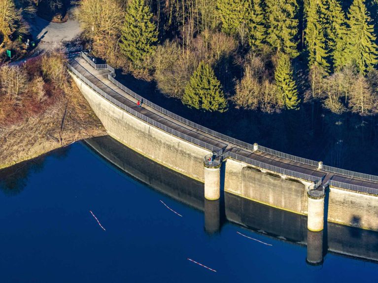 Barragem e reservatório de água na Renânia do Norte-Vestfália 