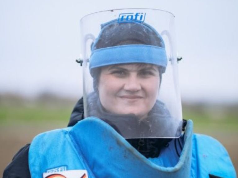 متخصصة في إزالة الألغام بلباس الوقاية، خلال تأدية مهمتها