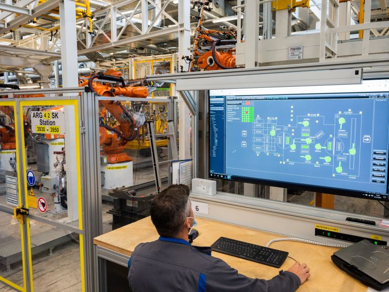 Control centre for the fully automated body shop at VW