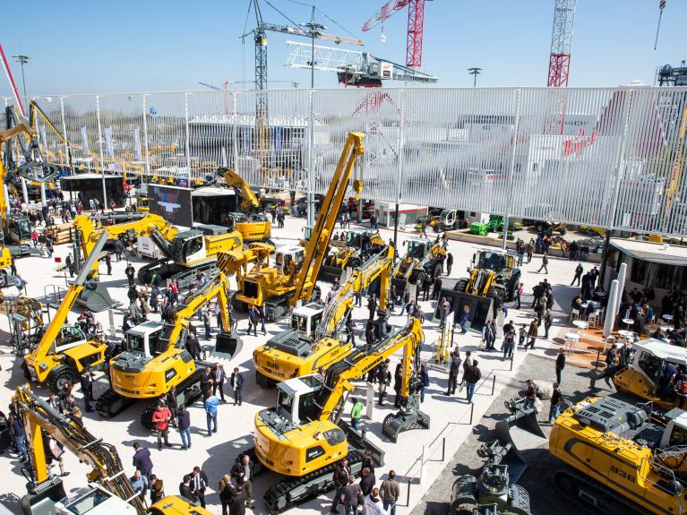 Messe in München: Leistungsschau von Baumaschinen und Kränen.