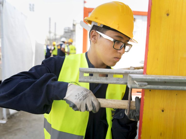 Training manual workers in Tunisia 