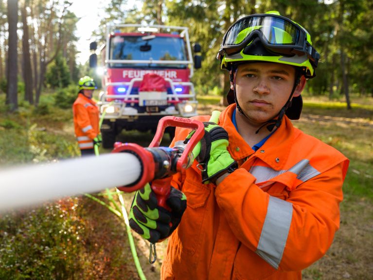 En el cuerpo de bomberos también hay trabajadores voluntarios. En el cuerpo de bomberos también hay trabajadores voluntarios.