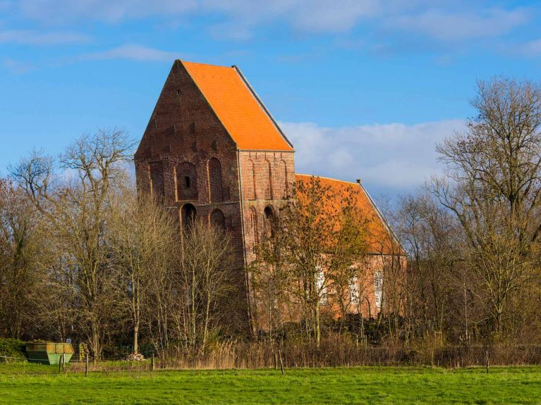 La torre más alta del mundo no está en Pisa, sino en Frisia Oriental. 