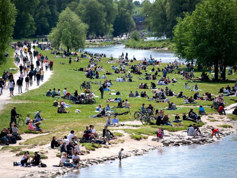 Deutschland im Sommer: Menschen an der Isar in München