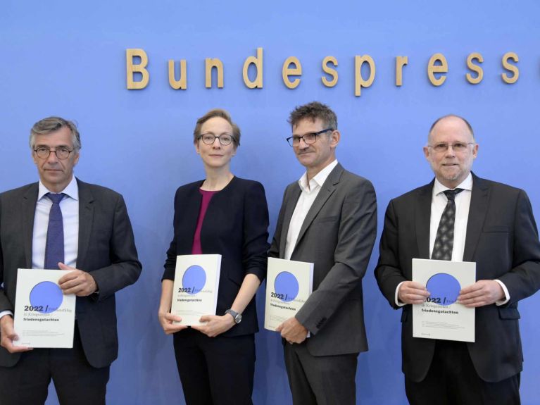 Apresentação do Relatório de Paz 2022 em Berlim: Christopher Daase, Ursula Schröder, Conrad Schetter e Tobias Debiel na Conferência Federal de Imprensa  