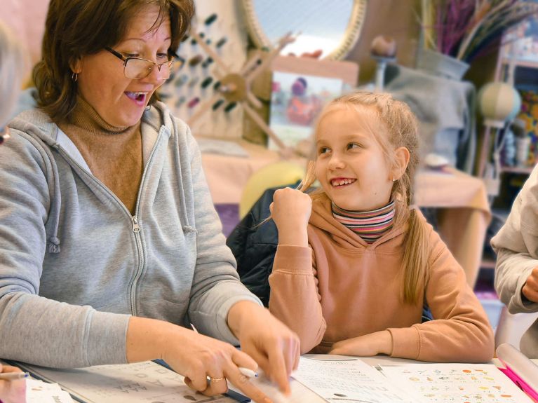 Ukrainian refugees take part in a language course for refugees in Leipzig. 