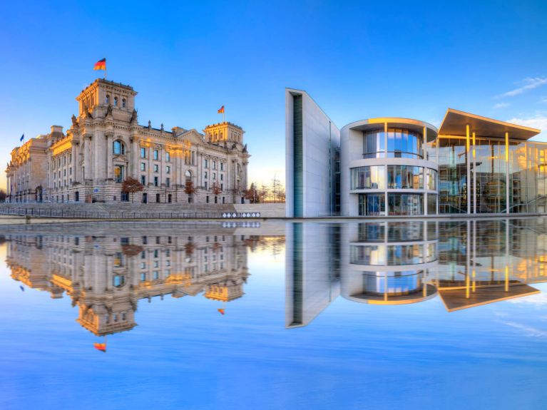 Blick auf die Spree, Reichstagsgebäude und Bundeskanzleramt