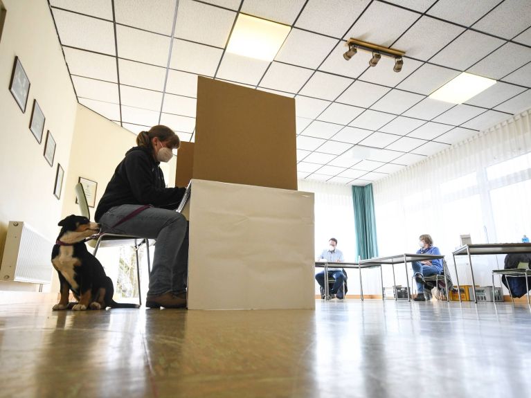 Wahlbeobachter werden auch Wahllokale besuchen. Wahlbeobachter werden auch Wahllokale besuchen.