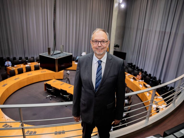 Georg Thiel garante eleições democráticas. Georg Thiel garante eleições democráticas.