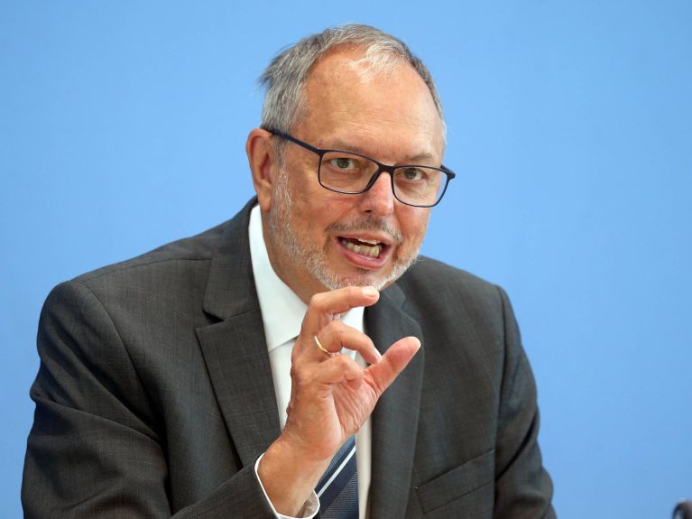 Federalny komisarz wyborczy Georg Thiel jest odpowiedzialny za prawidłowy przebieg wyborów.