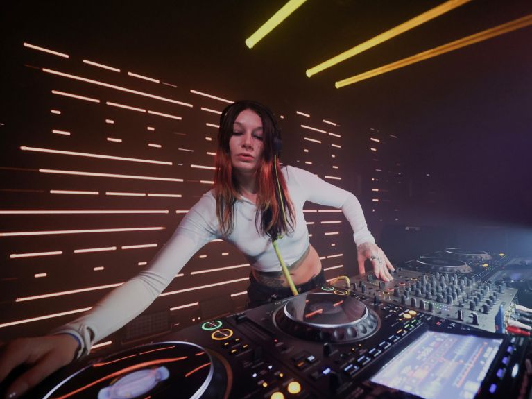 Le nom civil de DJ MELL G est Melina Gausmann. Le nom civil de DJ MELL G est Melina Gausmann.