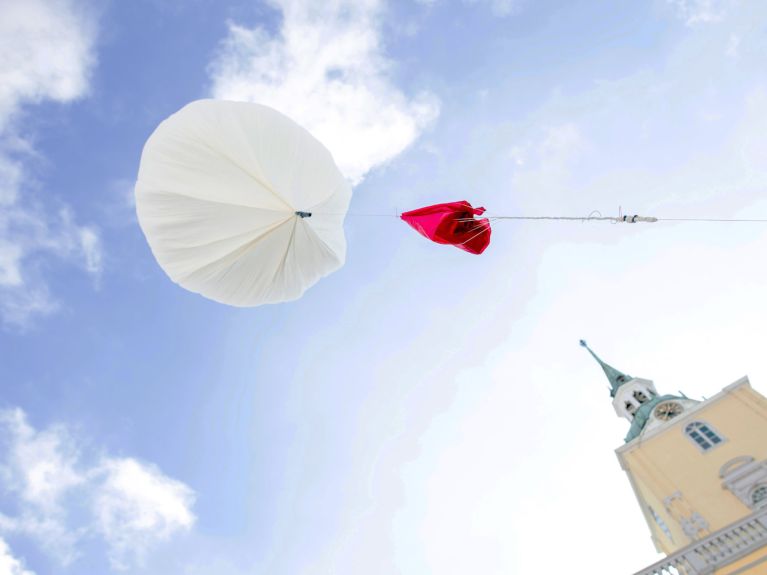 Ein Wetterballon wird in der Meteorologie zum Aufstieg von Messgeräten verwendet. 