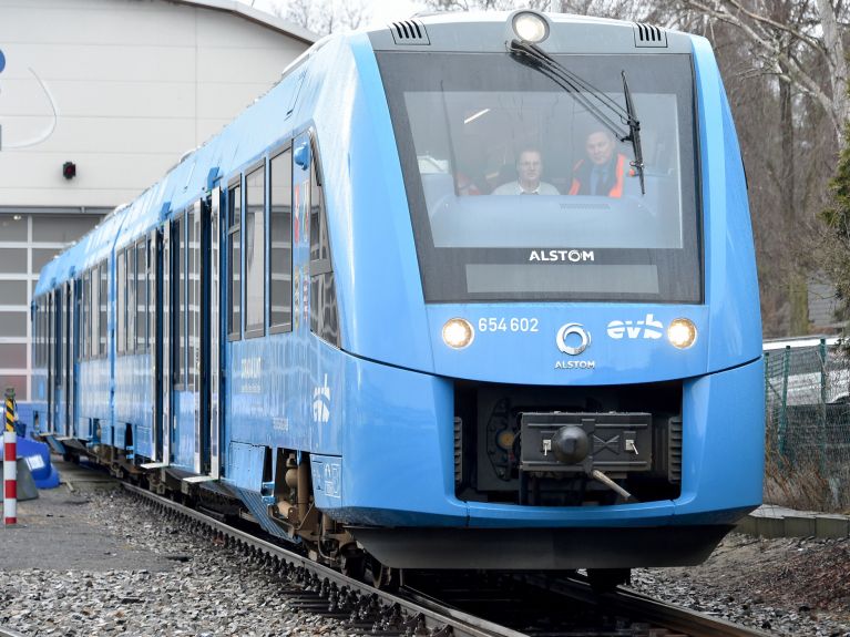  Die weltweit ersten Wasserstoffzüge fahren in Deutschland.