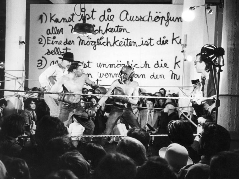 Joseph Beuys (ohne Hut) 1972 auf der Documenta 