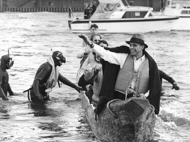 1973年Joseph Beuys在莱茵河上