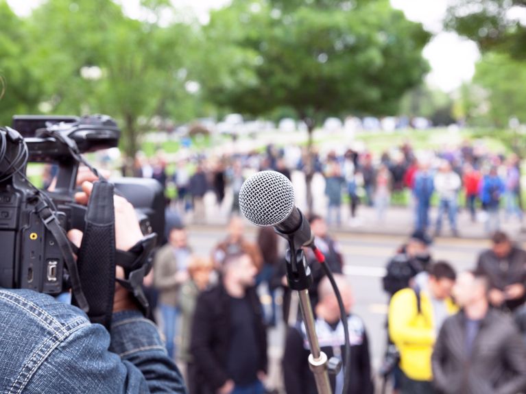 As mídias atuam como porta-voz entre os cidadãos e a política.
