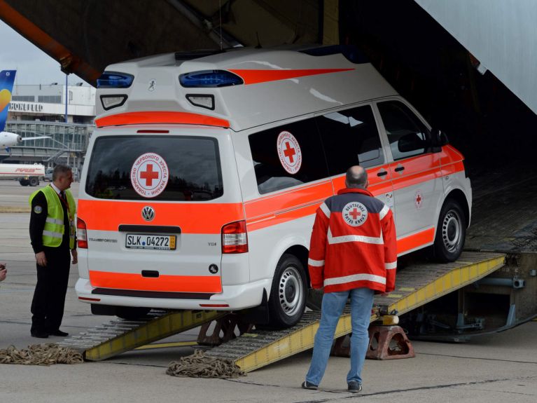 Ein Rettungswagen für die Ukraine wird verladen. 