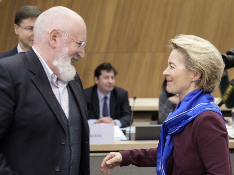 Timmermans com Ursula von der Leyen, presidente da Comissão. 