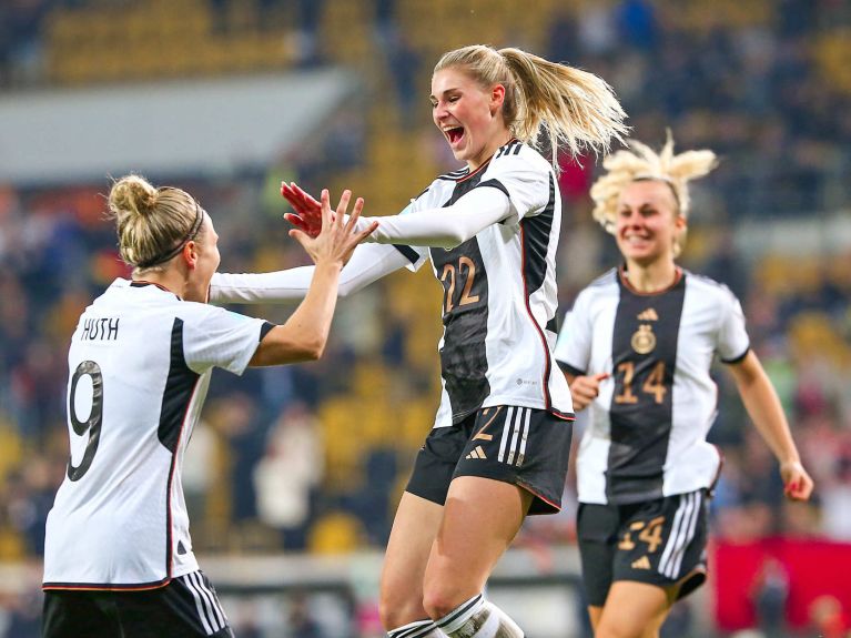 سيدات المنتخب الألماني لكرة القدم يحتفلن خلال الاستعدادات لبطولة كأس العالم. 